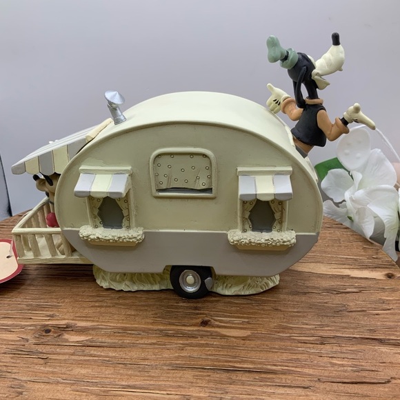 Disney Mickey Friends Camper "Bring a Smile Wherever You Go"  Figurine - Picture 5 of 7
